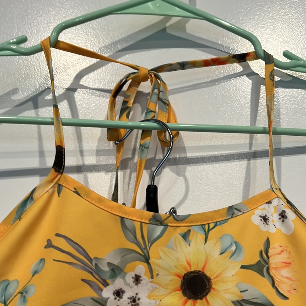 Sz L 2-piece Floral shorts/tie back halter top set - Picture 5 of 13